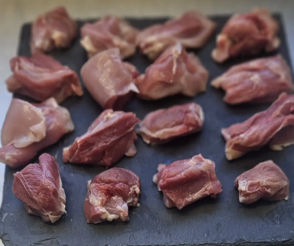 Viande poulet coupée prête à mettre sur brochette au kg